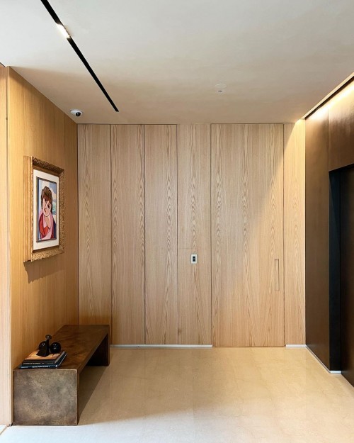 Невидимая дверь с деревянной отделкой стены