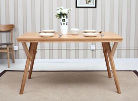 Облегченный стол деревянный с косыми ножками на кухню