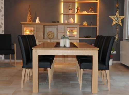 В минималистичном стиле деревянный стол светлой тонировки маслом